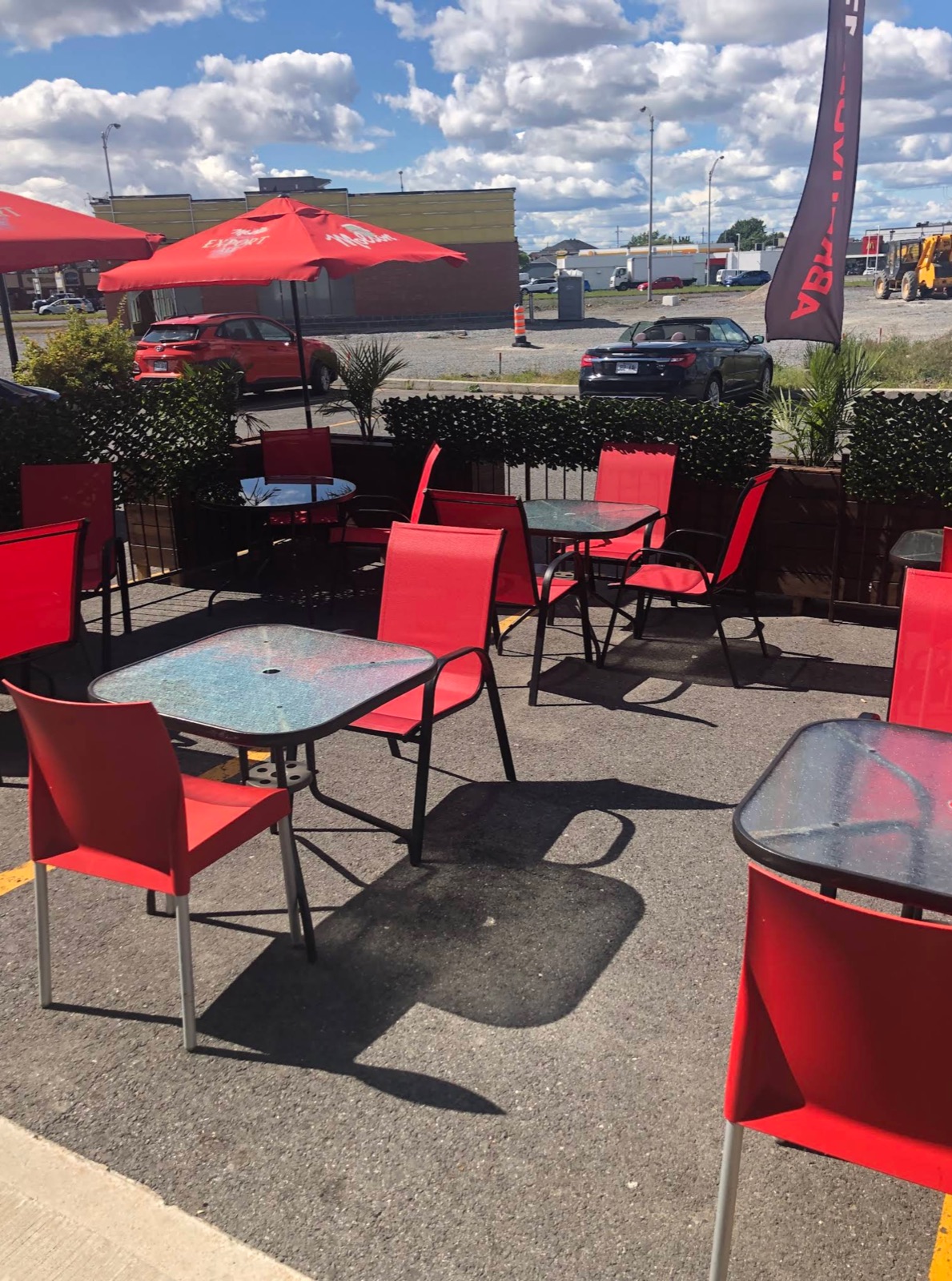 Places assises sur la terrasse du 132 à Varennes