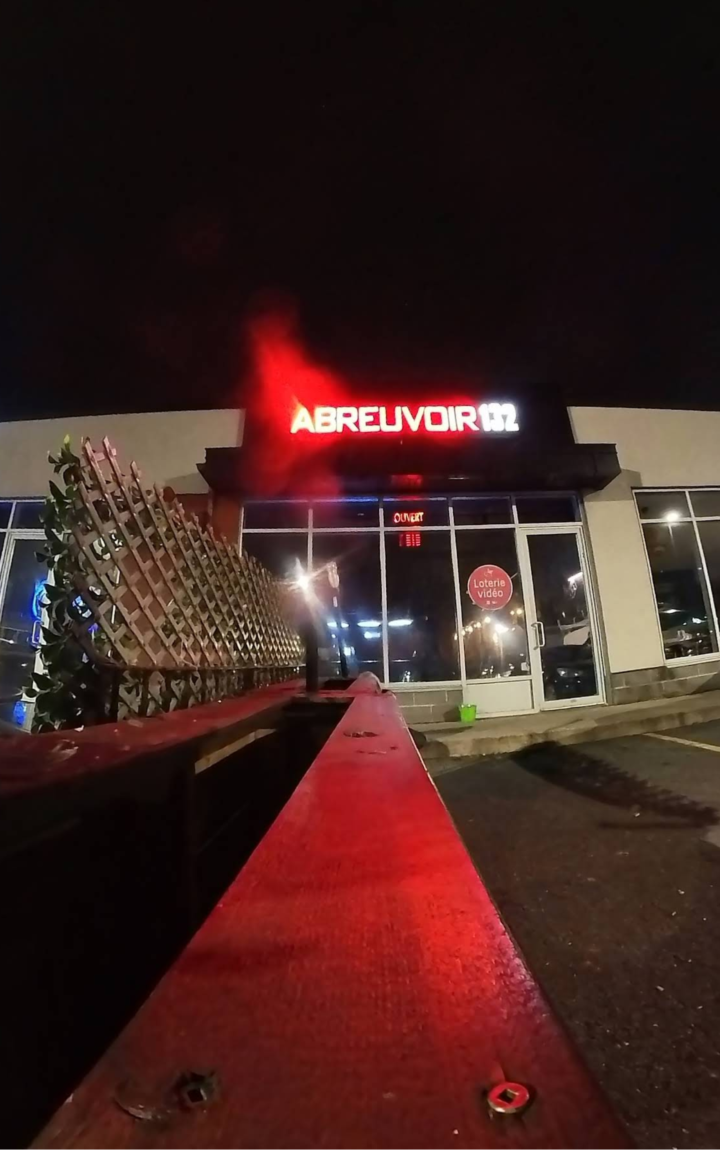 Entrée et stationnement de l'Abreuvoir 132