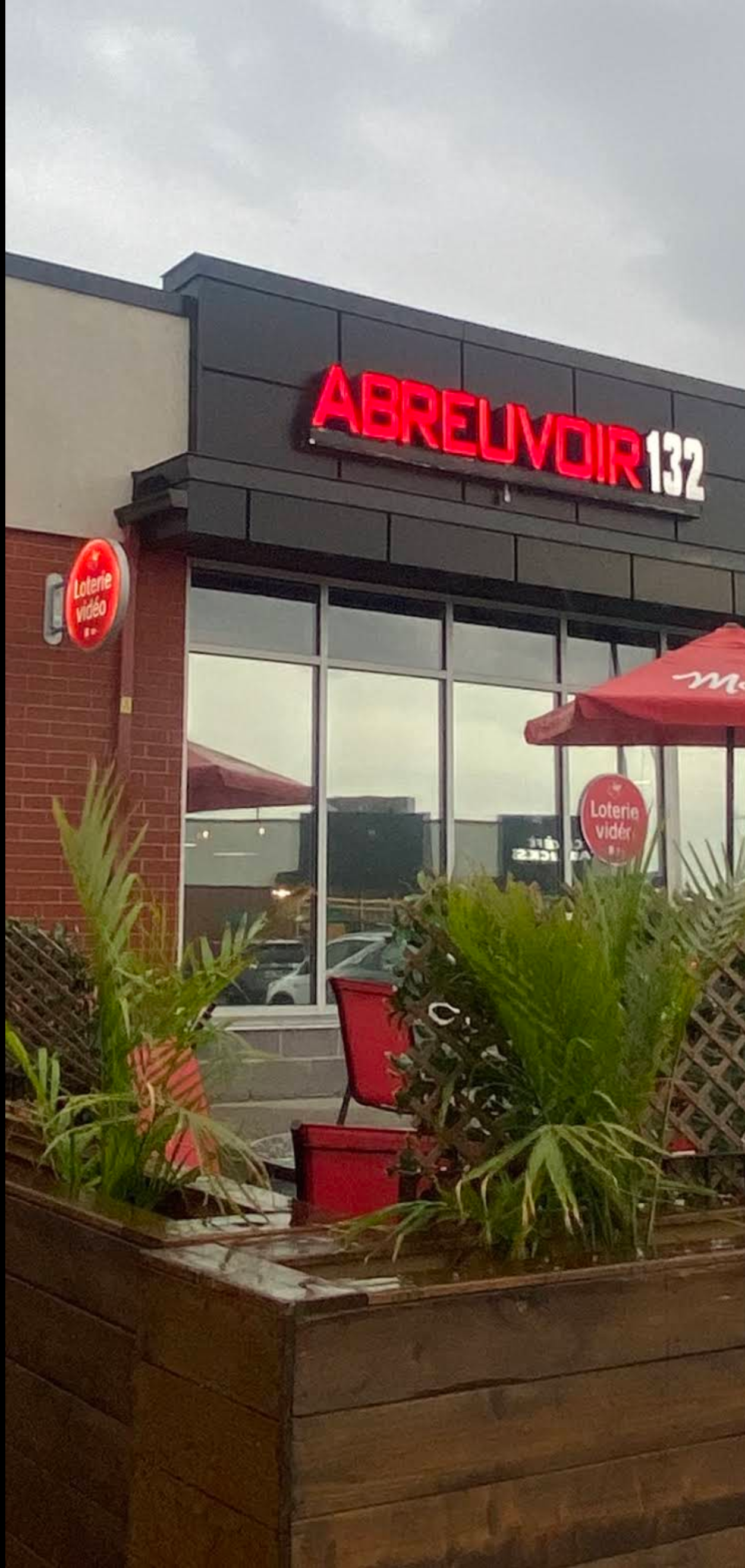 Abreuvoir 132 façade avec enseigne illuminée